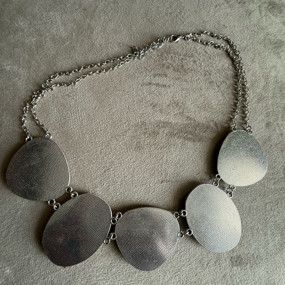 Women’s Silver Chain Necklace with Coral Orange Resin Stones - Unbranded - Picture 2 of 4